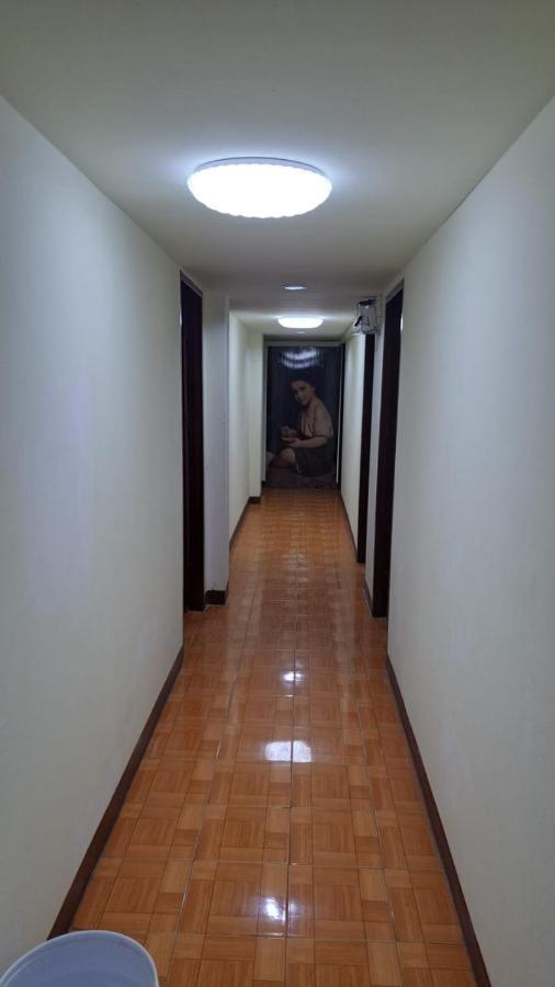 Om Inn Bangkok Esterno foto